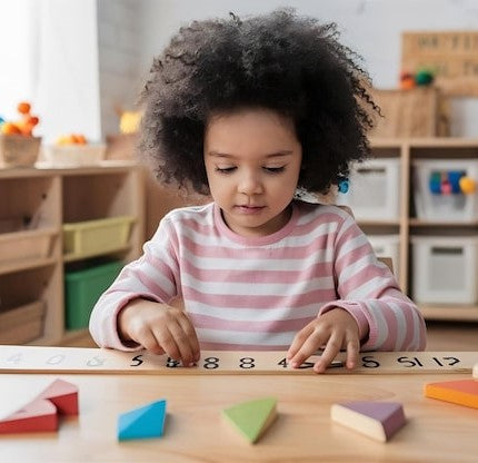 Comment les jeux Montessori favorisent la motricité et la concentration