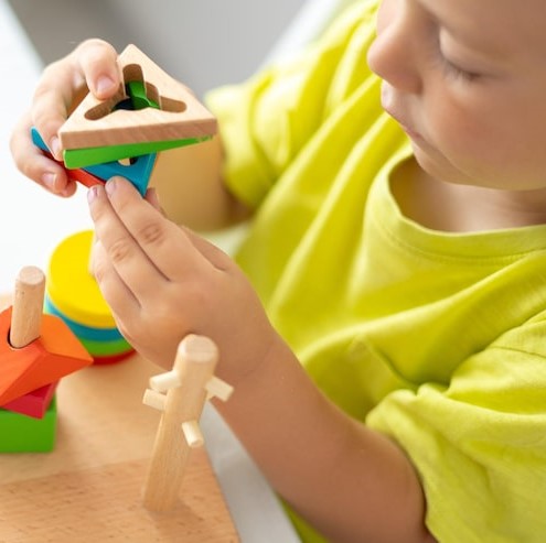 Les bienfaits des jouets en bois sur le développement de l’enfant